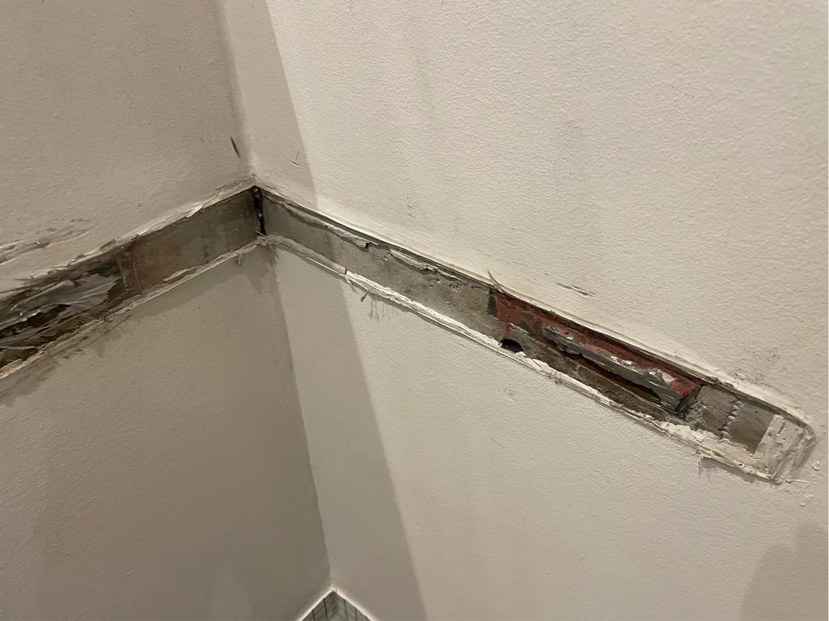 Spartling, opsætning af filt samt maling af væg og loft.