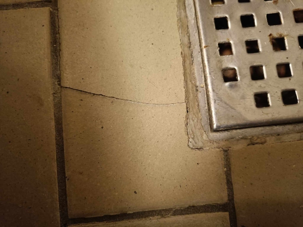 Knækkede fliser i badeværelse