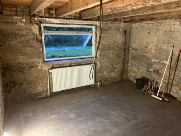 Pudse vægge i kælder