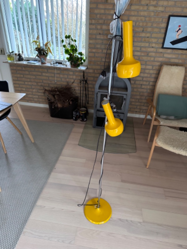Reparation af standerlampe. Lampen kan afleveres i Århus-området til reparation.