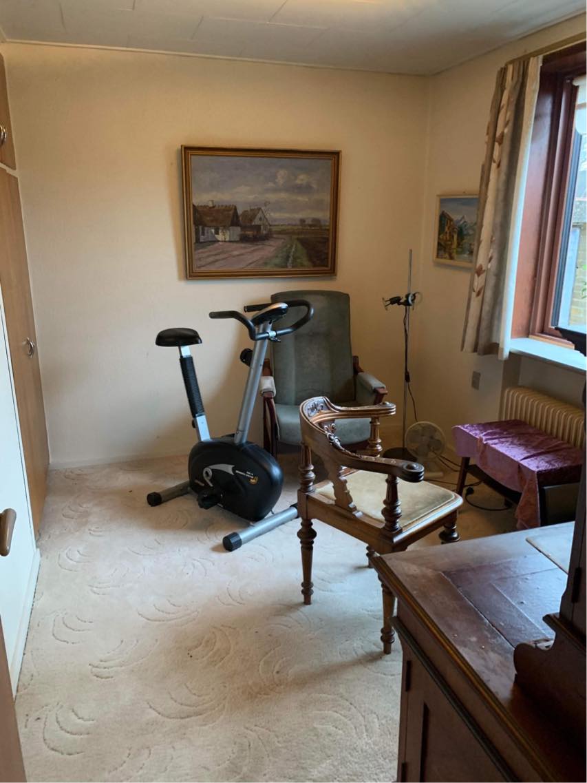 Fjerne limede gulvtæpper og rengøre efter