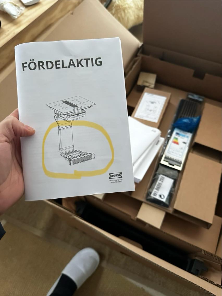 Færdig installation af kogeplade med indbygget emhætte