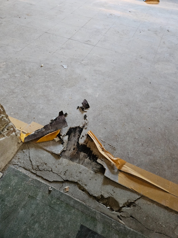 Fjernelse af linoleum gulv, limet på beton.