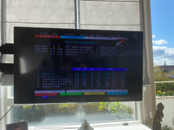 Flyt fladskærm på tv-arm. Hænger skævt