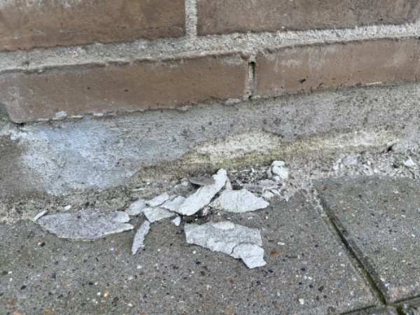 Oppudsning af afskallet fundament