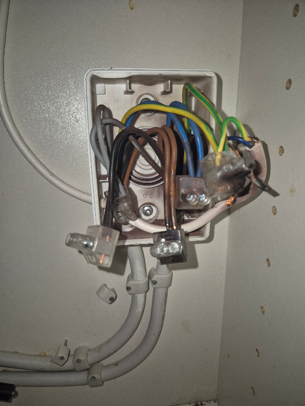 Stikdåse under vask er kortsluttet