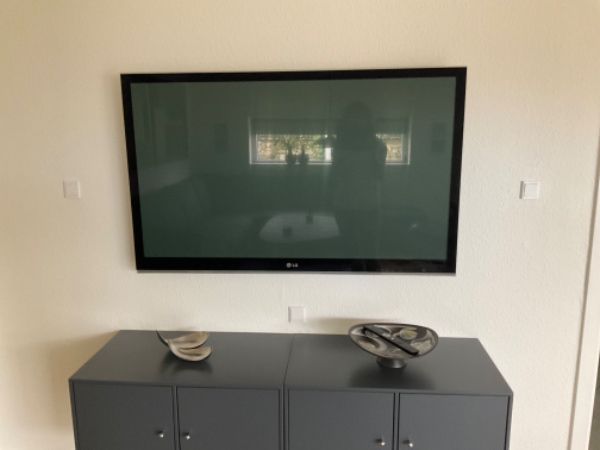 Nedtagning af væghængt TV, ophængning af nyt TV, indstille nyt tv