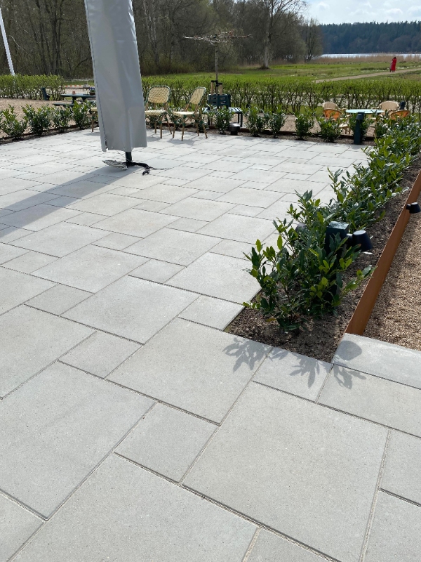 Etablering af ny belægning i mønster §§§§§§§§§§§ i 105 m2 stor gårdhave. Bortskaffelse.