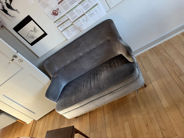 Fjernelse af 1.5 pers let sofa fra 4. sal