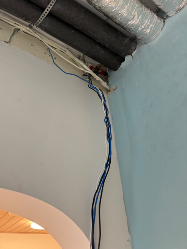 Montering af 3 stikdåser i vægge.