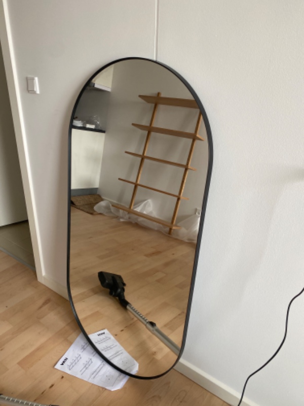 Ophængning af 3 lamper, 3 billederamme, 2 gardiner, en rullegardin, (2 vinduesfolie), en mindre reol og en spejl.