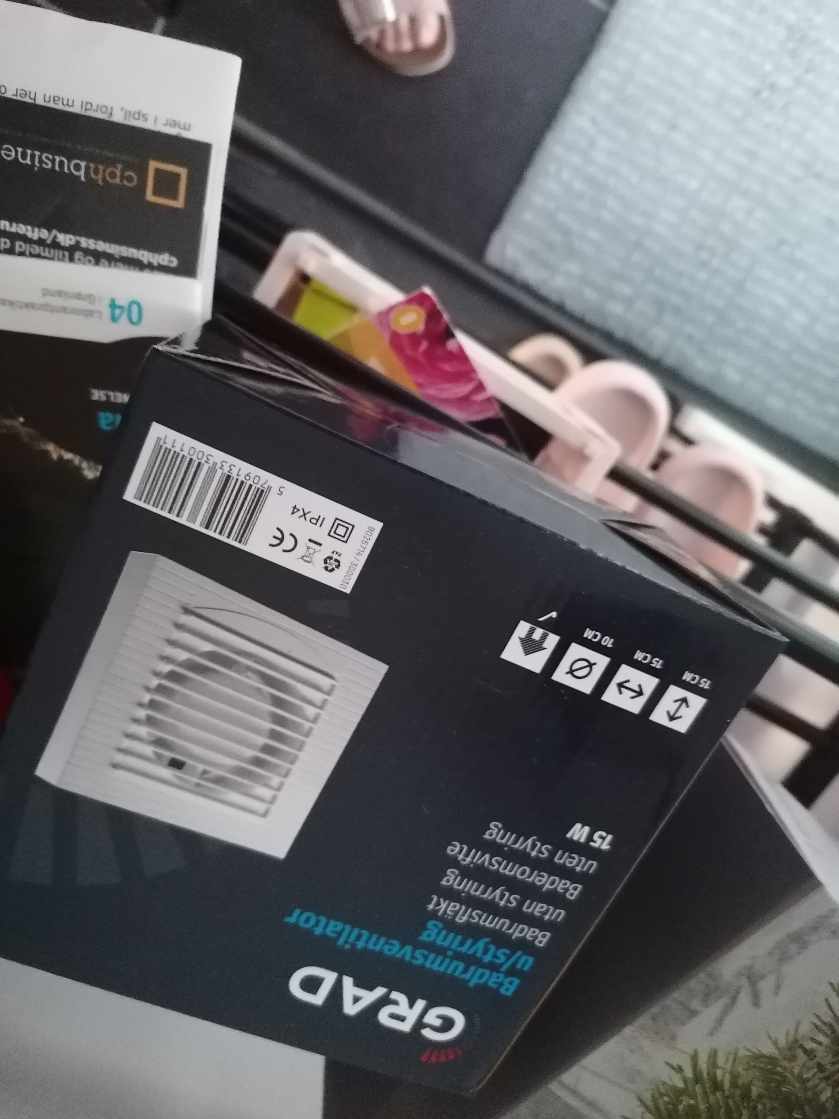 Flytte en stik kontakt 1 m. Opsætning af 2 frisk luftventiler, 1 med motor