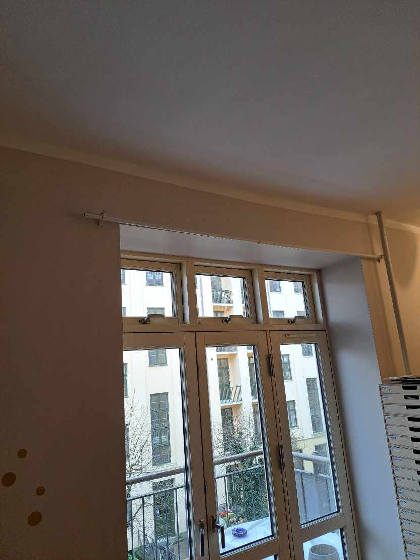 Flytte skabe og sat gardinstænger op