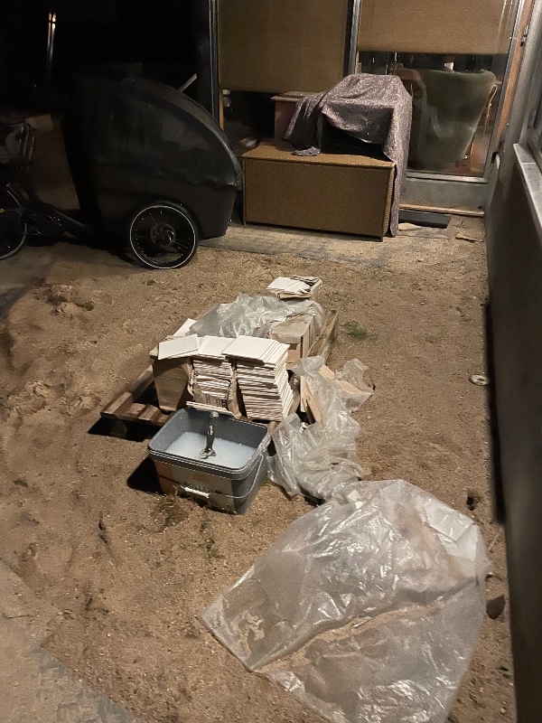 Oprydning rundt om hus og kørsel på genbrugsstation