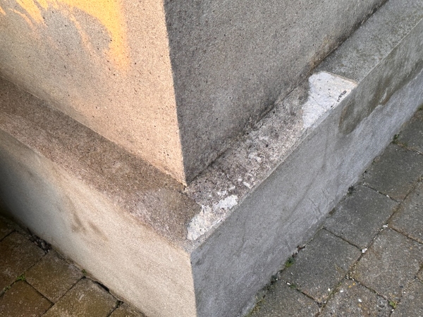 Facade- og sokkelreparation - revner i puds.