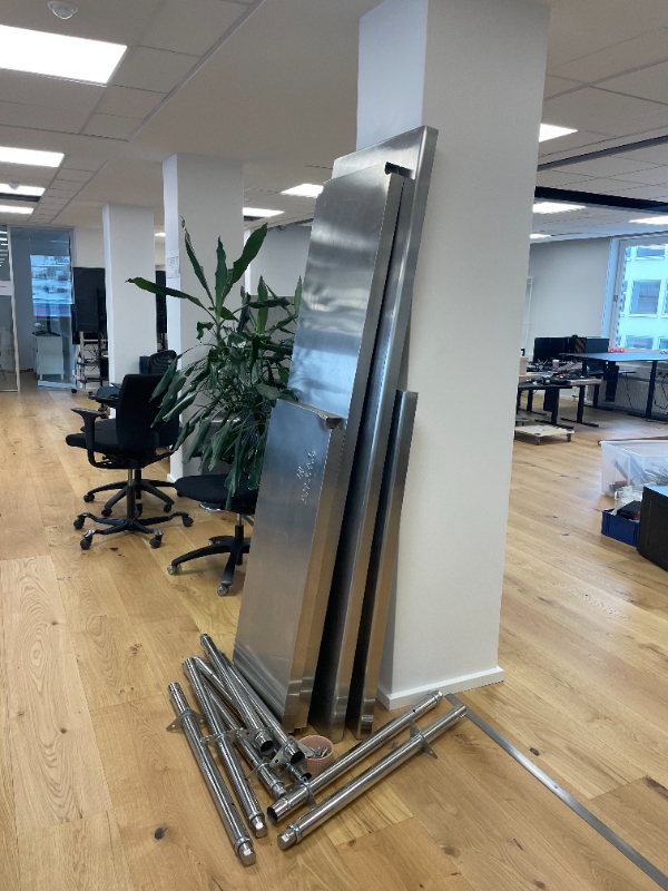 Bortskaffelse af sofa og stålbord