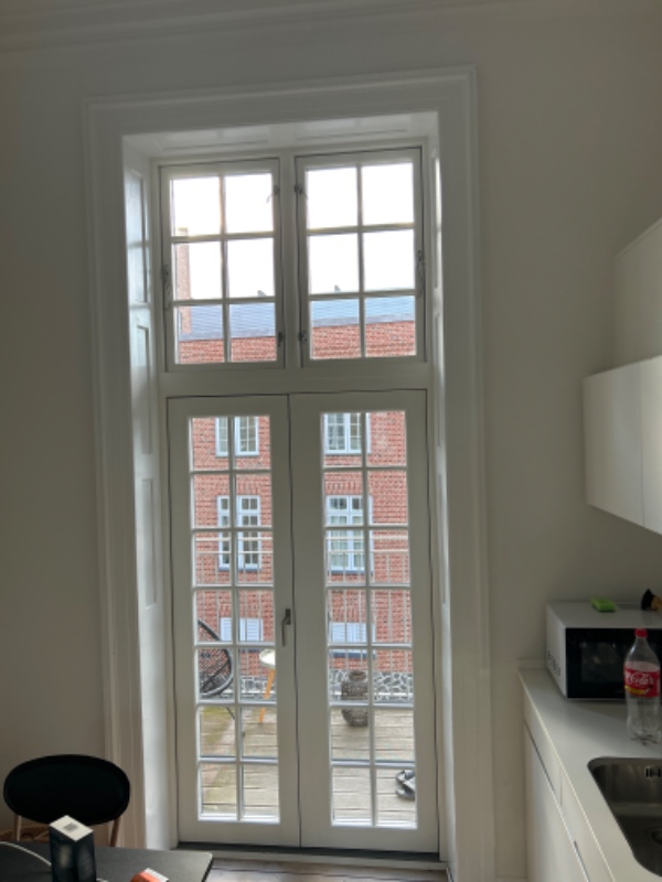 Opsætning af 4 lamper og 3 gardinstænger på 3.6m højt loft