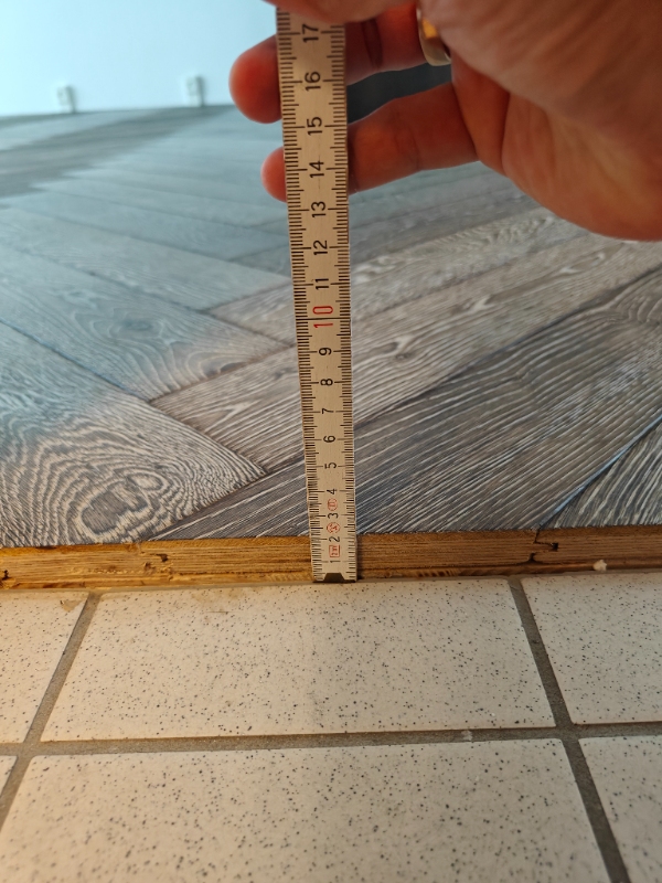 Montering af pynteliste og justering af dør som støder på karm