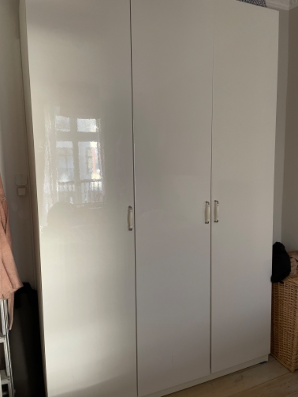 Samlet et pax skab og hængt tre reoler op, som på billede. Hængt spejl op og to hylder i køkkenet.