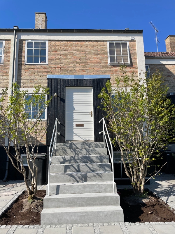 Løft af en nyindkøbt oval grill (vægt 90 kg) der står foran huset op og igennem huset og ud på tera