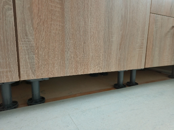 Tilskæring af sokkel, pynteliste og afslutning over ny underbygget opvasker