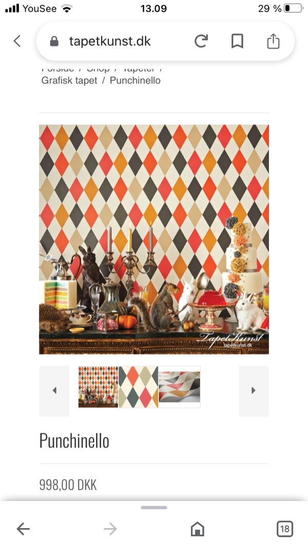 Tapetsering med mønstret tapet på en væg.