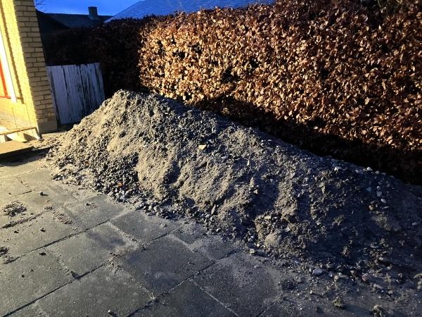 Afhæntning af blandet affald. Grus, jord, sten, mørtel