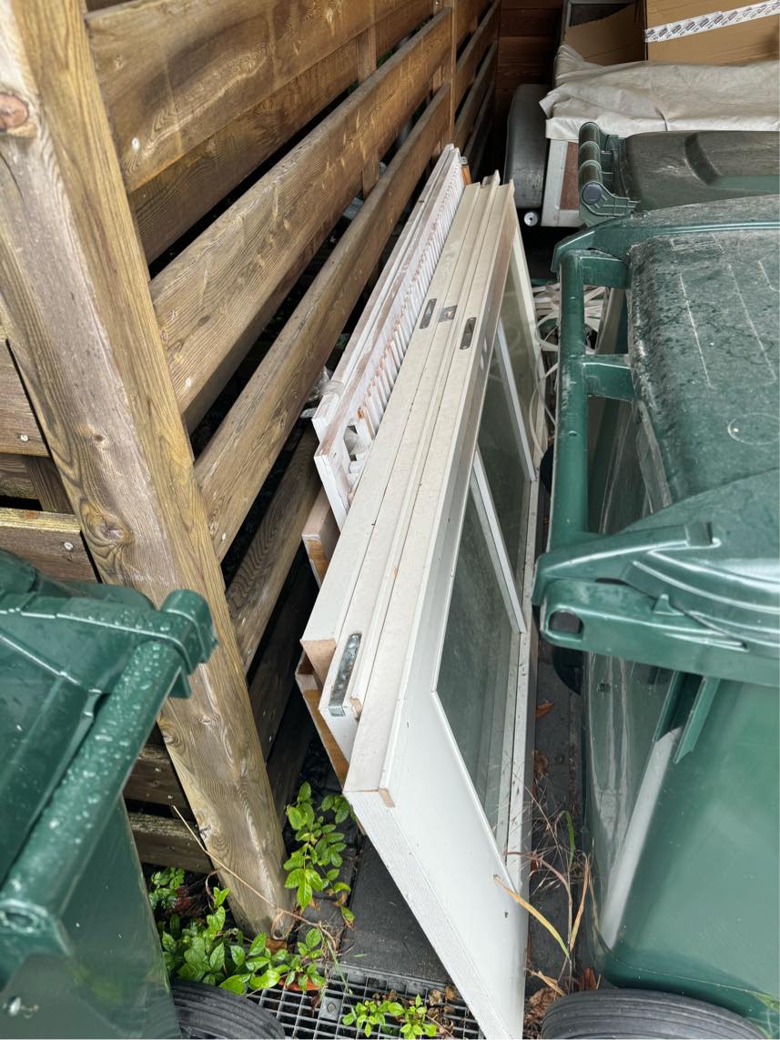 Bortførsel af terrassebrædder og materialer