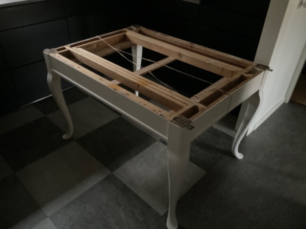 Båret et bord Ned Fra 1. Sal og bortskaffet. Bordpladen er 180x122cm