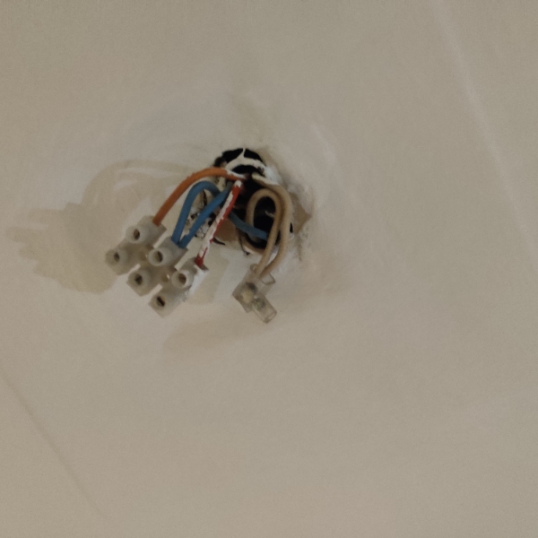 Ophæng af lampe