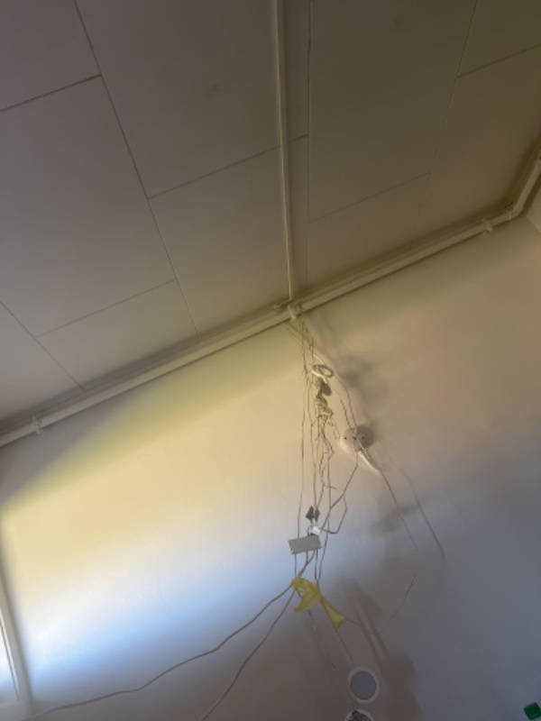 Montering af loftlampe i bryggers