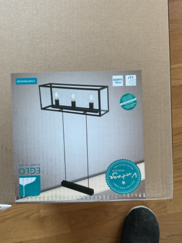 Ophængning af lampe i loftet over kogeø