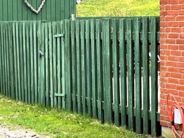 Tage gammelt plankeværk ned og opsætte nyt plankeværk med låge.