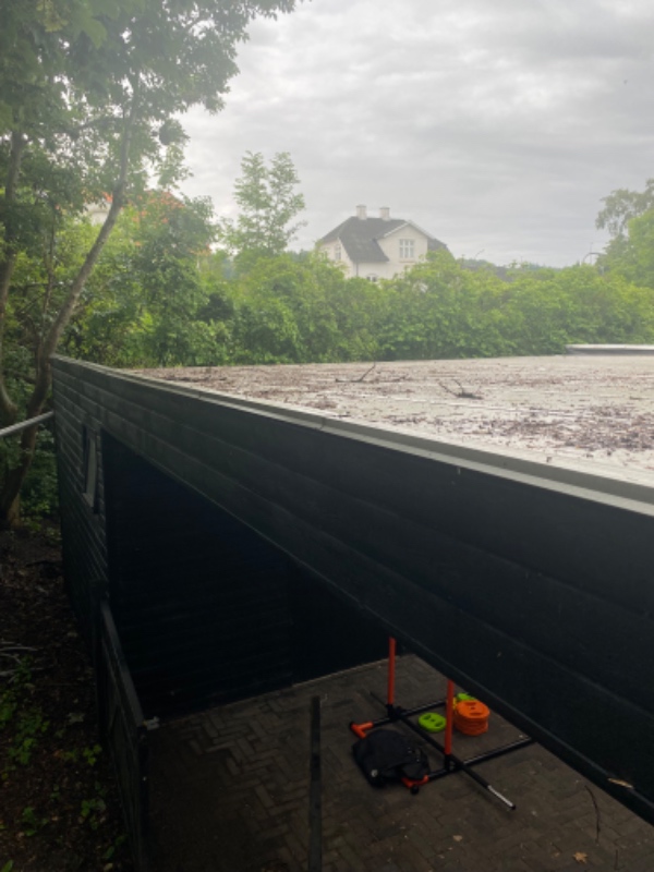 Utæt tag på garage/ skur. Plasttag med aluvindskede. Alu vindskeden er utæt og sættes på samt tætnes