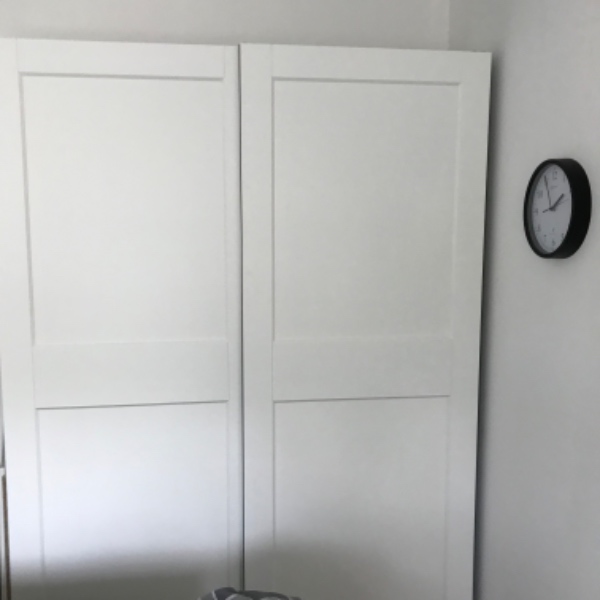 Færdigt samling af skydeskab fra Ikea i soveværelse