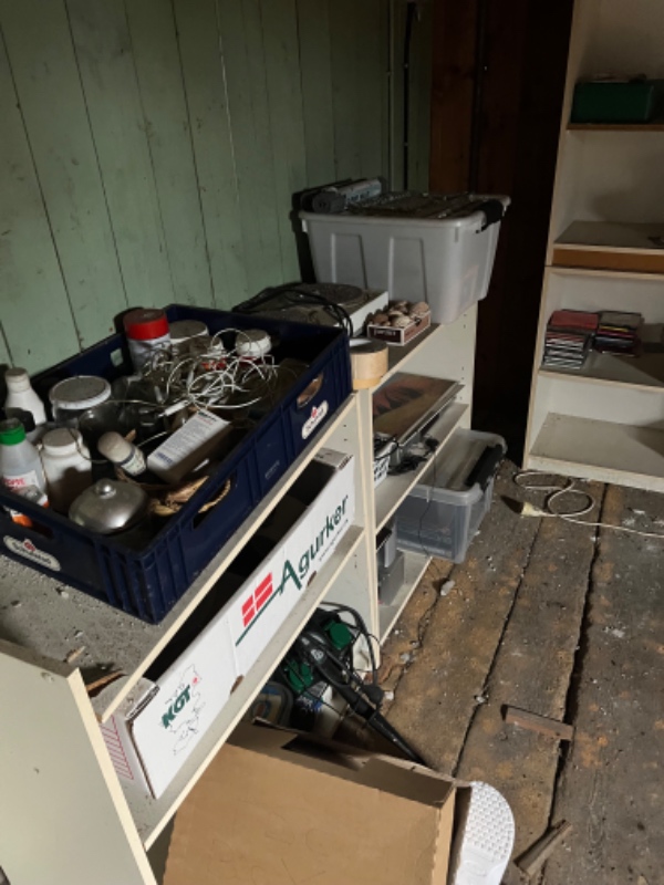 Rydning af loft i gammelt hus i Allinge