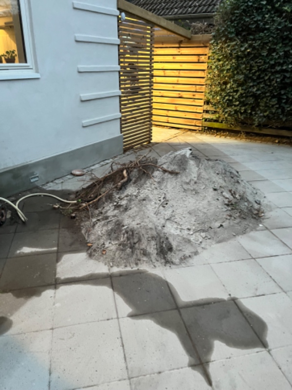 Bortkørsel af jord, få fliser og 2 paller