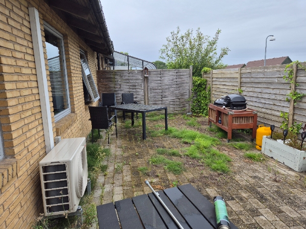 Fjerne ukrudt I bede,på terrassen foran huset og på terrasse bag huset. Ca 25kvm