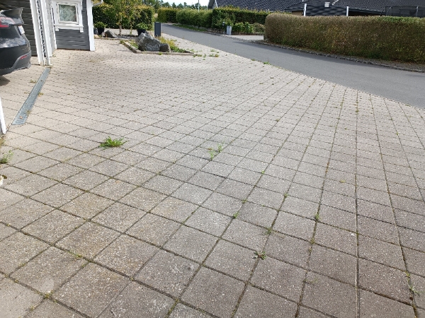 Fjerne ukrudt i stenbed, fliser og vejkant