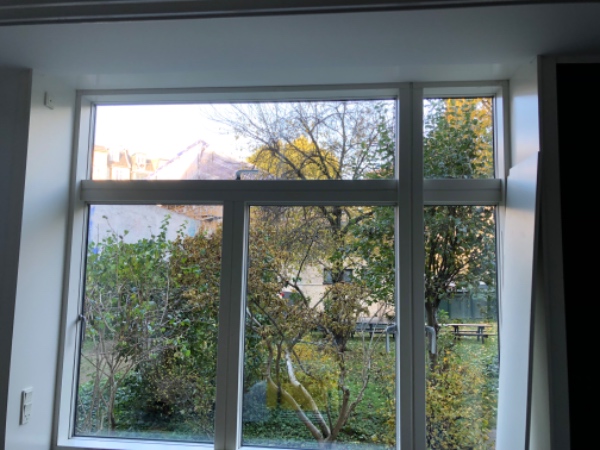 Opsætning af gardin skinne med et mindre hjørne beslag også skal monteres i beton loft,.