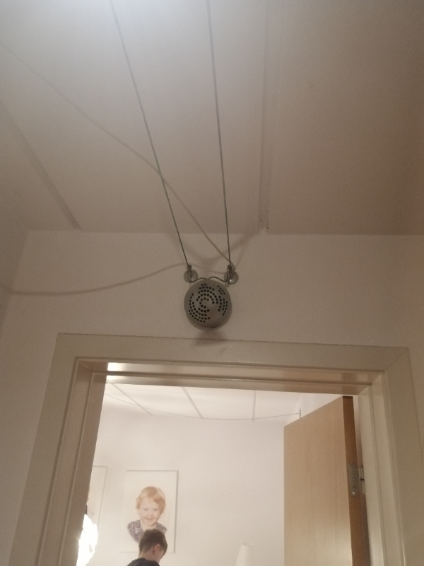 Hænge 6 lamper op, 7 mørklægningsgardiner og 2 persienner