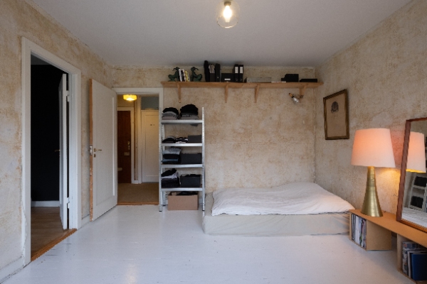 Pletspartling af rå vægge og opsætning af savsmuldstapet