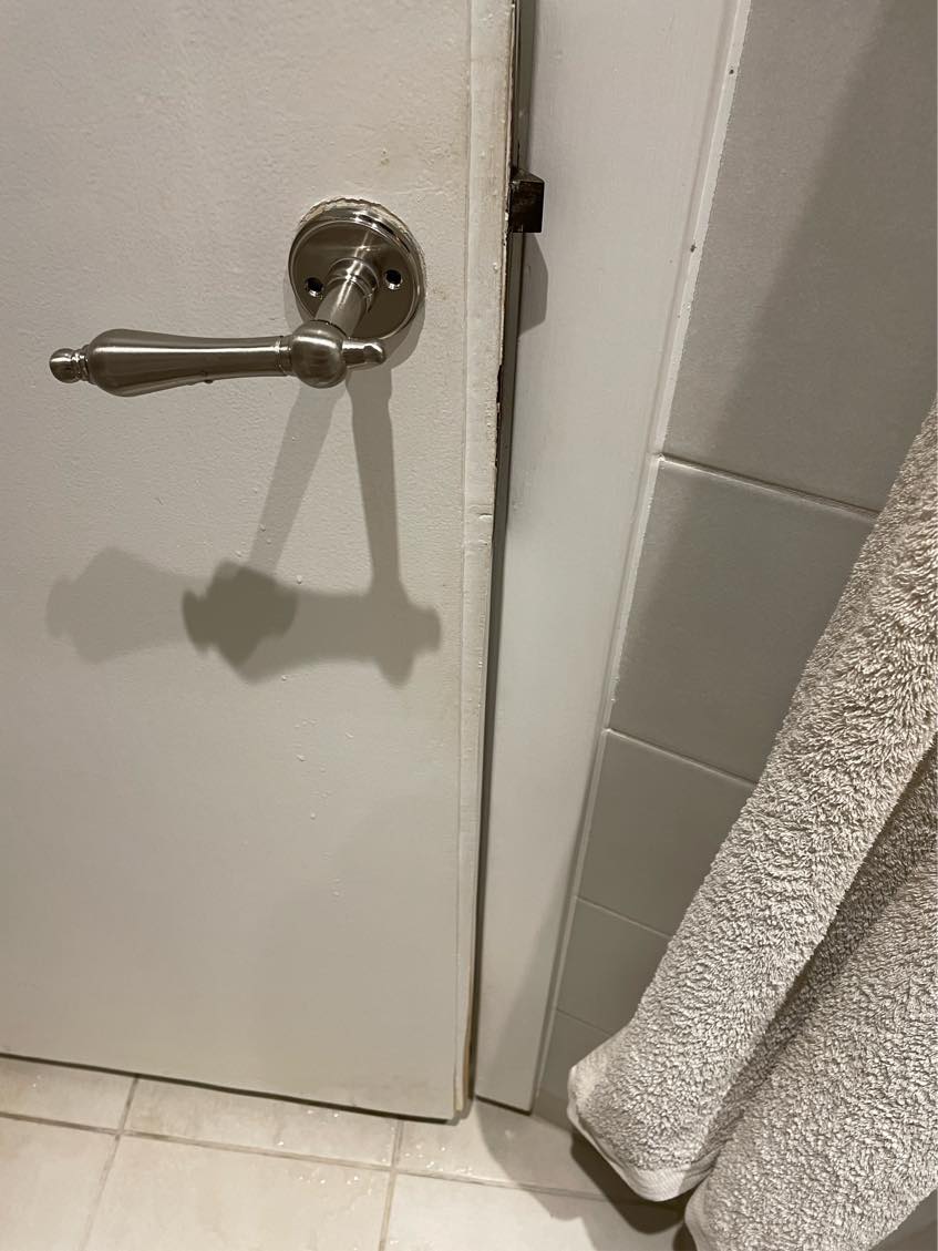 Hjælp til badeværelsesdør + to dørhåndtag