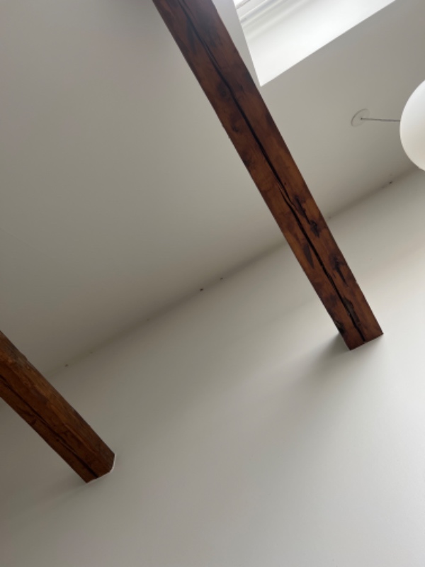 Højt til loft, det skal rengøres, samt komfur og køleskab