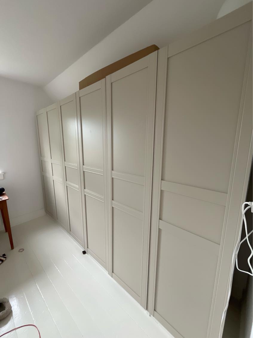 Rette Ikea skabe og montere håndtag på 2 skabe med 6 låger på hvert skab