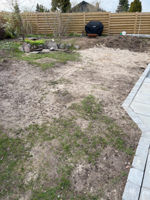 Vi vil have jævnet vores græsplæne så der kan sås græs. Græsplænen er MEGET ujævn da vi har renovere