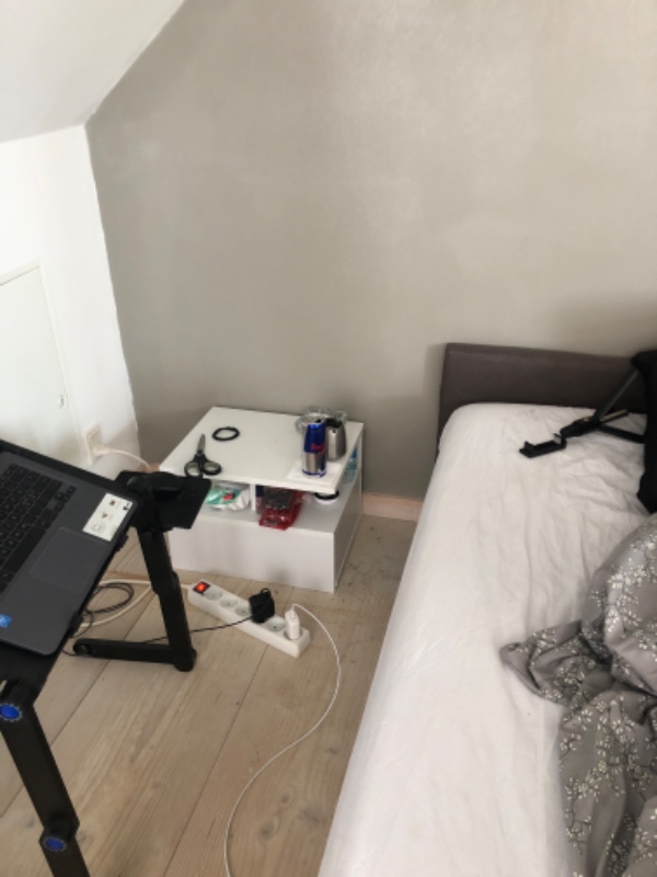 Fjernsyn og natbord op at hænge på væg