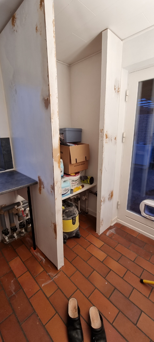 3 opgaver. A Malet træ skillevæg, B skære plader til skydedør og skydelåger. C montere skyde system