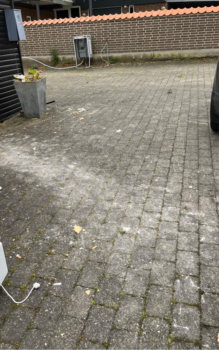 Tage fliser op af indkørsel og på lossepladsen