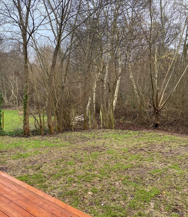 Opsætning af trådhegn om have